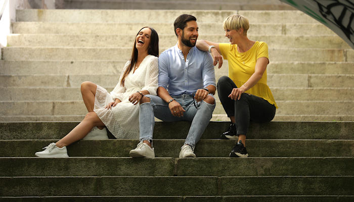 Gut gelaunte Menschengruppe die lacht